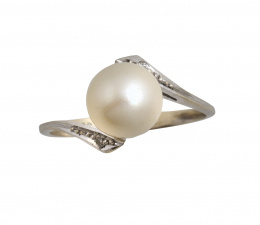 194.  Sortija en oro blanco con perla central y pequeños brillantes a los lados