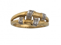 152.  Sortija con dos aros y bandas entralazadas de brillantes