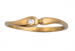 153.  Sortija en oro amarillo con pequeño brillante central