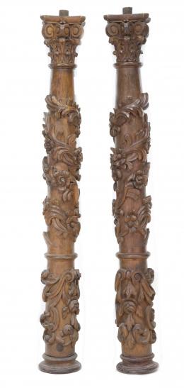 592.  Pareja de columnas de orden corintio en madera tallada.Trabajo español, S. XVI-XVII.