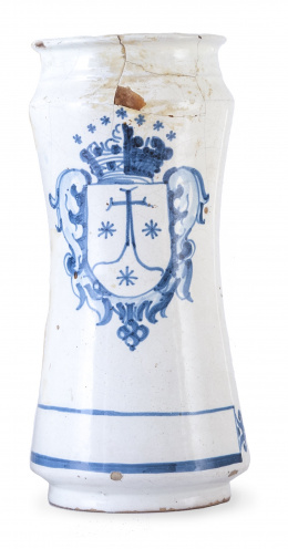 966.  Bote de farmacia de cerámica esmaltada en azul de cobalto, con el escudo de los carmelitas.Talavera, S. XVIII.