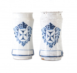 964.  Dos botes de cerámica esmaltada en azul de cobalto con escudo de la orden de la Merced.Talavera, S. XVIII.