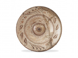 1138.  Plato de cerámica esmaltada en reflejo dorado.Manises, ffs. del S. XVI - pp. del S. XVII.