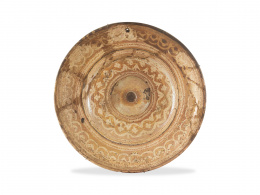 1137.  Plato de cerámica esmaltada en reflejo metálico con umbo central.Manises, S. XVI.