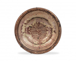 684.  Plato de cerámica esmaltada de reflejo dorado, de la serie de las clavelinas.Manises, S. XVIII.