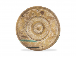 681.  Plato de cerámica esmaltada de reflejo metálico y verde.Manises, S. XVI.