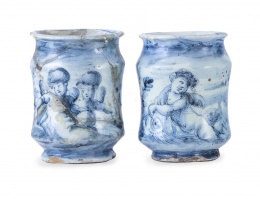 967.  Pareja de botes de farmacia en cerámica esmaltada en azul y blanco.Savona, Italia, S. XVIII.
