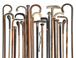 1207.  Colección de 24 bastones con mangos de madera, metal o hueso, S. XIX - XX.