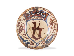 1131.  Escudilla de reflejo metálico en azul con escudo con "B" bajo corona de marqués.Manises, S. XV.