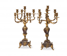 1210.  Pareja de candelabros de siete brazos estilo regencia en mármol rojo "griott" y bronce dorado. Francia, último tercio del S. XIX
