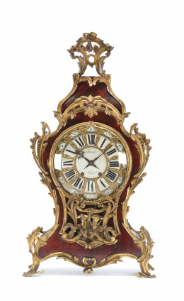 1208.  Reloj de sobremesa estilo Luis XV en madera y bronce dorado.  Firmado en la esfera Bach. Madrid.Último tercio del S. XIX.