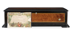 612.  Caja de música Napoleón III con caja de madera ebonizada, raíz de tuya y marquetería, con un rodillo de ocho melodias.La maquinaria suiza, la caja francesa.Mediados del S. XIX.