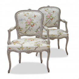 1064.  Pareja de sillas de brazos "a la reina" de estilo Luis XV de madera lacada de blanco.S. XX.