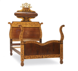 438.  Cama de madera de caoba, limoncillo y madera tallada y dorada.Trabajo catalán, h. 1860.