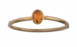 49.  Brazalete rígido años 30 con cabujón de ágata cornalina en aro tubular