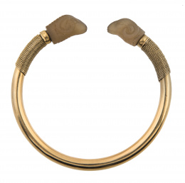 50.  Brazalete rígido francés S. XIX con cabezas de carnero talladas en ágata 