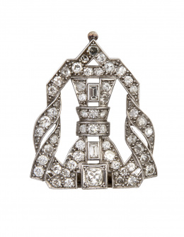 71.  Broche clip Art-Decó con brillantes y diamantes talla baguette en montura de platino