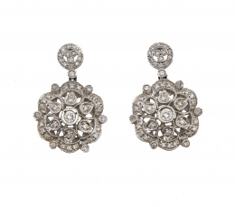 187.  Pendientes de brillantes con flor colgante de rosetón superior con decoración calada