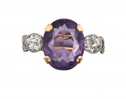 64.  Sortija años 30 con amatista oval flanqueada por chatones de brillantes y hojitas de diamantes