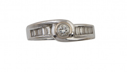 190.  Sortija con brillantes central de 0,35 ct. aprox. entre bandas de diamantes talla baguette