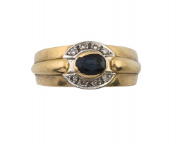 184.  Sortija con zafiro oval rodeado por dos arcos de brillantes