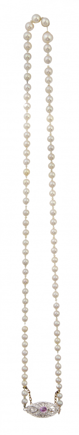 59.  Collar Art-Decó de un hilo de perlas de tamaños graduado con cierre de diamantes y cabuchón de rubí