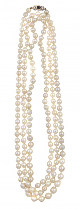 95.  Collar extralargo de perlas cultivadas c.1930 con broche de zafiro sintético y diamantes