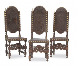 367.  Lote de tres sillas en el gusto barroco en madera tallada, cuero repujado y claveteado.Trabajo portugués, S. XIX.
