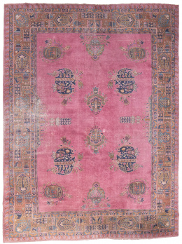 1039.  Alfombra persa en lana con campo rosa y decoración de "boteh".