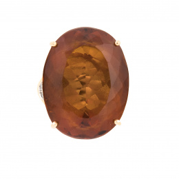 93.  Sortija con gran citrino de talla oval color cognac en montura de oro amarillo con brillantes