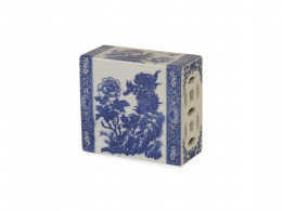 1225.  Almohada de porcelana esmaltada en azul y blanco con decoración floral.China, S. XIX - XX.