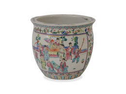 1223.  Pecera en porcelana esmaltada decorada con personajes.China, S. XX.