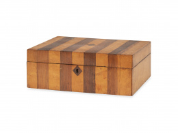 1119.  Caja joyero de madera tuya y palosanto.Inglaterra, S. XIX.