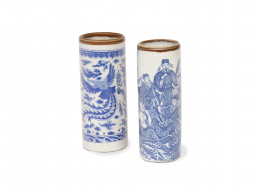 1221.  Dos botes cilíndricos de gres esmaltado en azul y blanco.China, S. XIX - XX.