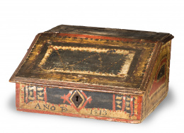451.  Escritorio fernandino de viaje en madera policromada.Trabajo español, fechado en 1813.