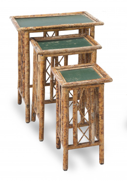 522.  Juego de tres mesas nido de bambú.Inglaterra, h. 1900 .