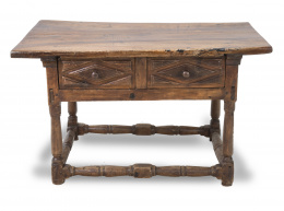 485.  Mesa de madera de nogal con cajones tallados en el frente.Trabajo español, S. XVII.