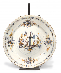 459.  Plato de cerámica esmaltada, con flores y una arquitectura de estilo oriental.Triana, S. XVIII.