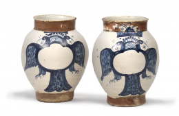 462.  Pareja de botes de farmacia globulares, con águilas bicéfalas en azul cobalto esmaltadas.Teruel, S. XVIII.