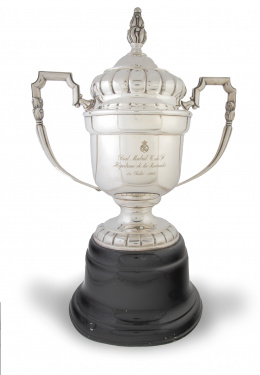 517.  Copa del Real Madrid en metal plateado grabada con leyenda:"Real Madrid C de F. Hipodromo de la Zarzuela, 14 de julio de 1968". Con el escudo del Real Madrid grabado.