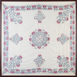 455.  Bordado de hilos de color en rosa, azul y amarillo, decorado, con claveles, granadas, aves y jarrones.S. XVIII.