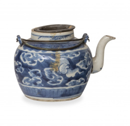 546.  Tetera de porcelana esmaltada en azul de cobalto.China, S. XIX.