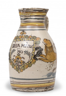 482.  Jarro de cerámica esmaltada de la serie policroma con leyenda "biba mi dueño", en escudo sustentado por leones.Puente del Arzobispo, h. 1800.