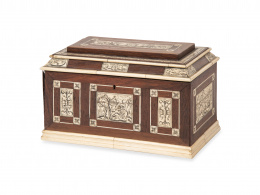 552.  Caja de madera con placas de marfil de decoración grabadas de estilo renacentista.España, ffs. del S. XIX.