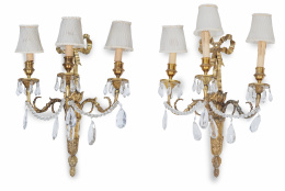 543.  Pareja de apliques de estilo Luis XVI de tres brazos de luz de bronce dorado y cristal, S. XX.