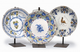 476.  Lote de tres platos de cerámica esmaltada, uno decorado con pardalot y motivos vegetales.Manises, S. XIX.