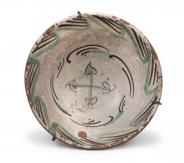475.  Cuenco de cerámica esmaltada en verde y manganeso decorado con cruz.Teruel, S. XIX.
