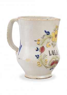 564.  Jarro de cerámica esmaltada con el nombre de Lola entre flores.Levante S. XIX.