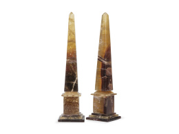 504.  Pareja de obeliscos de cuarzo, S. XIX.