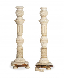 512.  Pareja de candeleros de marfil tallado.Quizás trabajo anglo-indio, S. XIX.